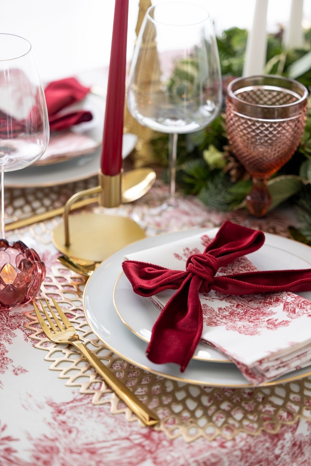 Hostaro-Christmas tablescaping