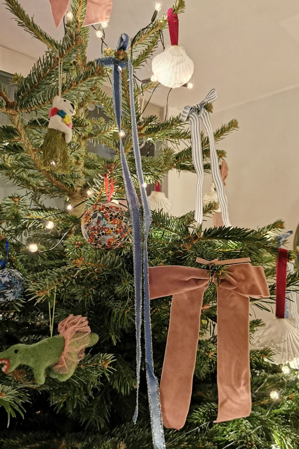 The-Gloss-Magazine-what-does-a-GLOSS-editors-christmas-tree-look-like-5