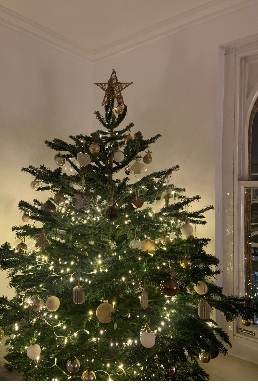 The-Gloss-Magazine-what-does-a-GLOSS-editors-christmas-tree-look-like-3