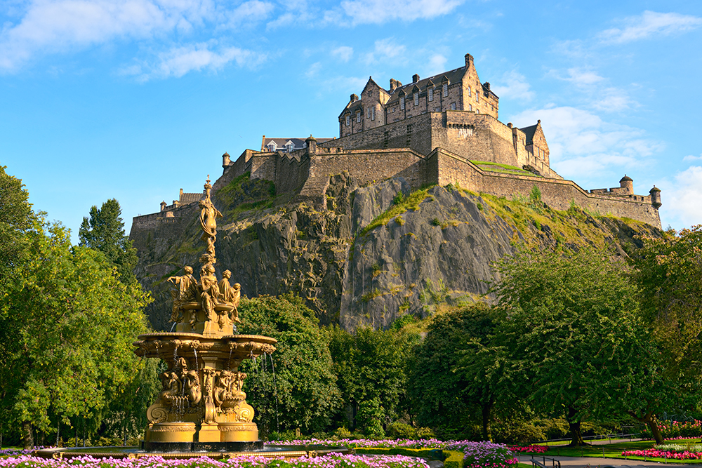 Edinburgh,Castle,,Scotland,,From,Princes,Street,Gardens,,With,The,Ross