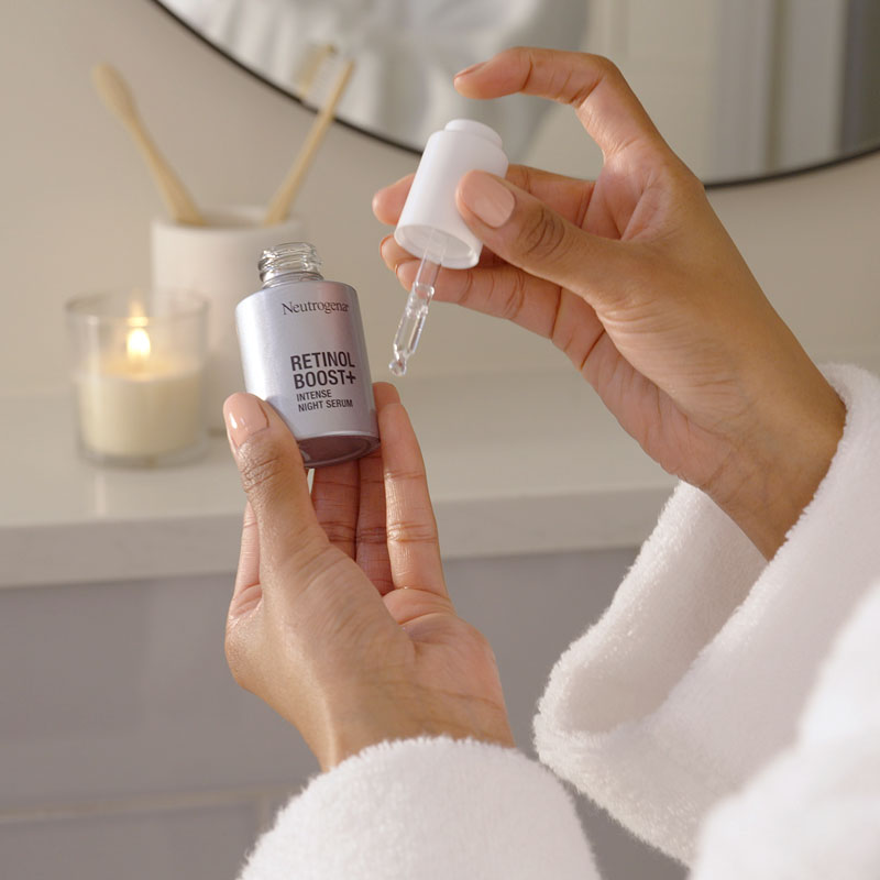 J034_Retinol_Model_Hands_01_Intense_Night_Serum_HR