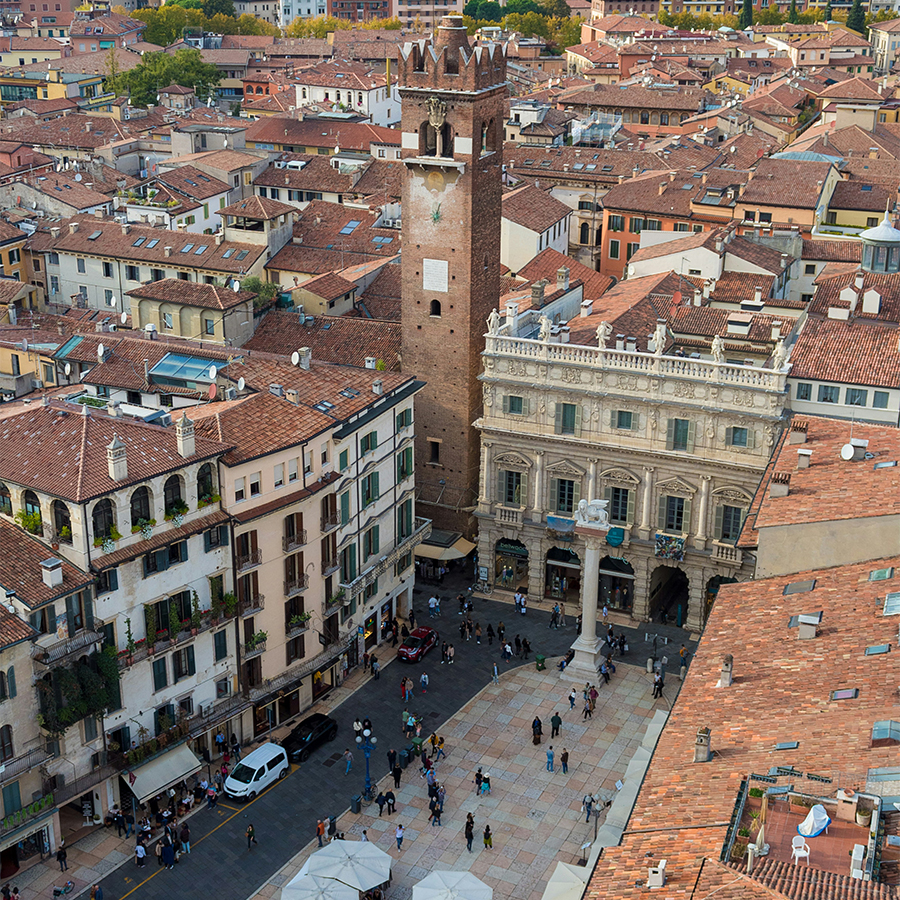 HolderveronaruialvesyhcqwpYNGTMunsplash The Gloss Magazine