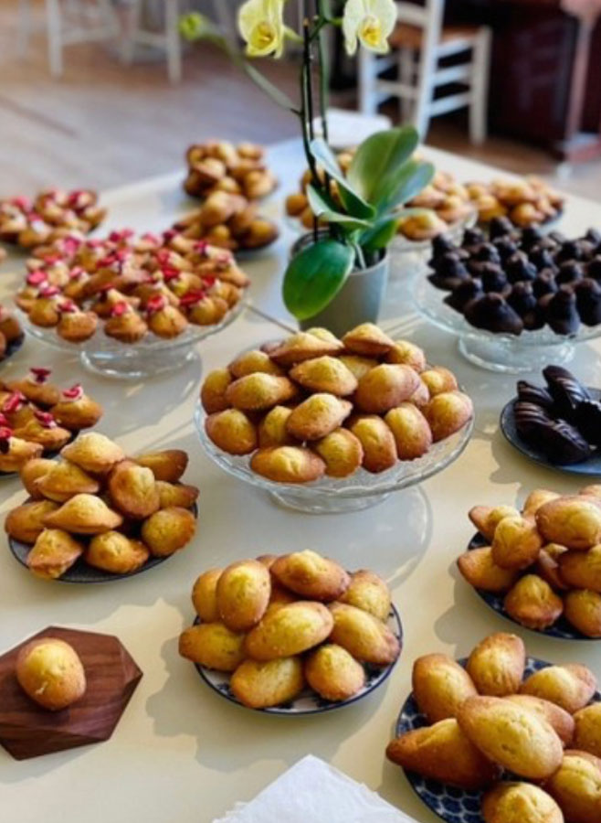Madeleine---cakes-on-table