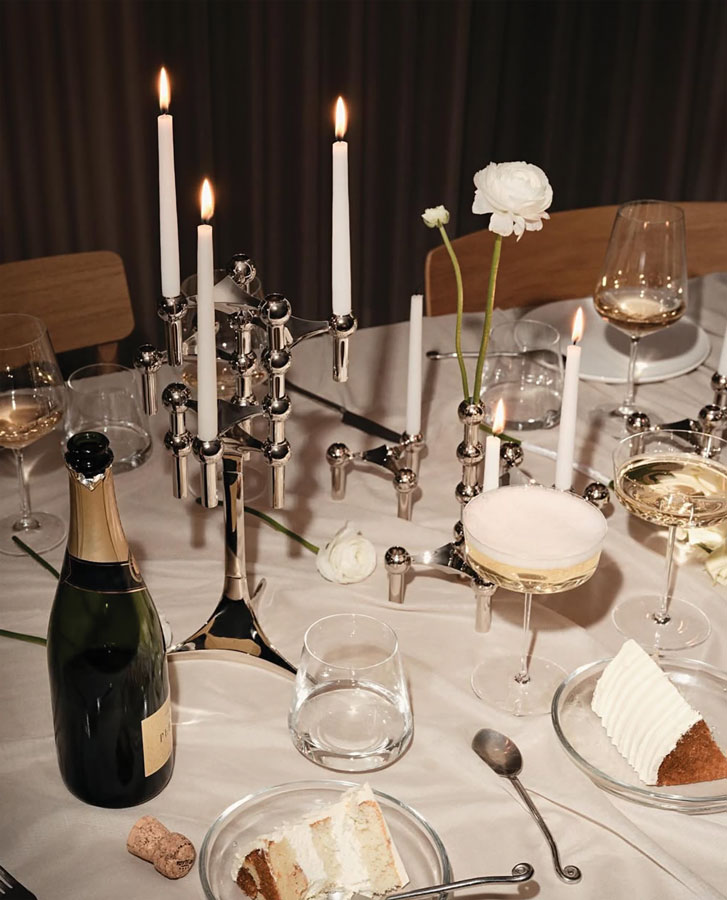 Table-setting-with-tall-candles