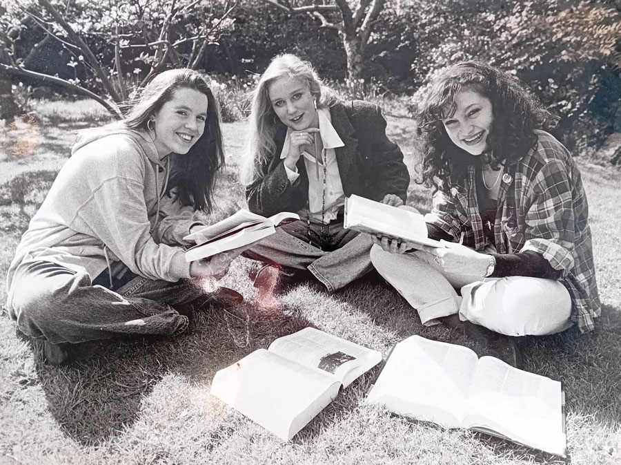 Trinity-Students-with-books---Lisa-Harding