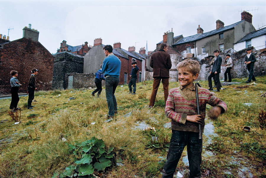 Bogside-child-crowbar