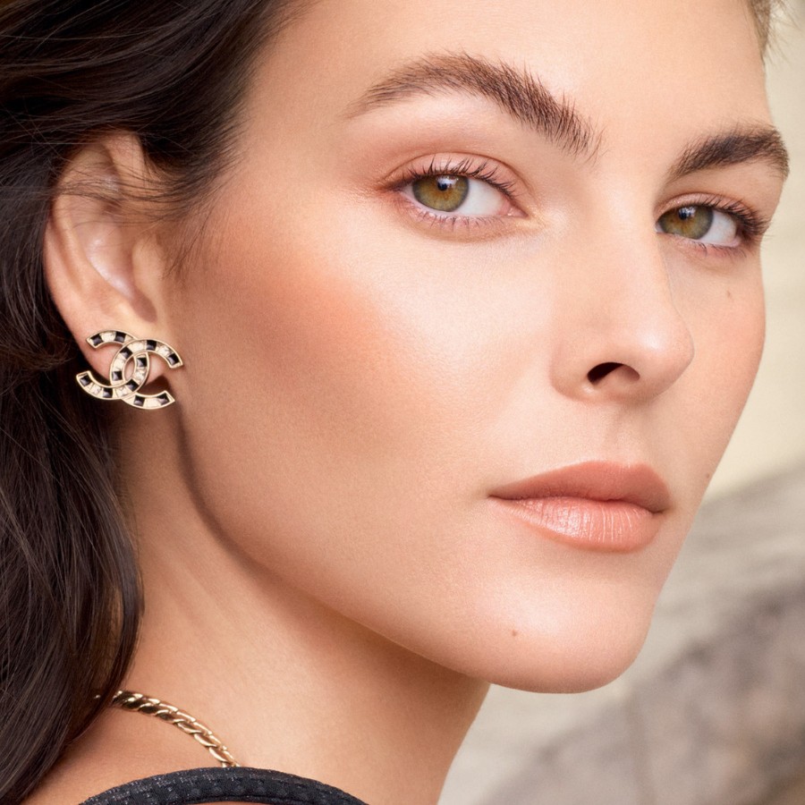Beauty Notes: The Secrets Behind a Bronzed, Glowy Complexion
